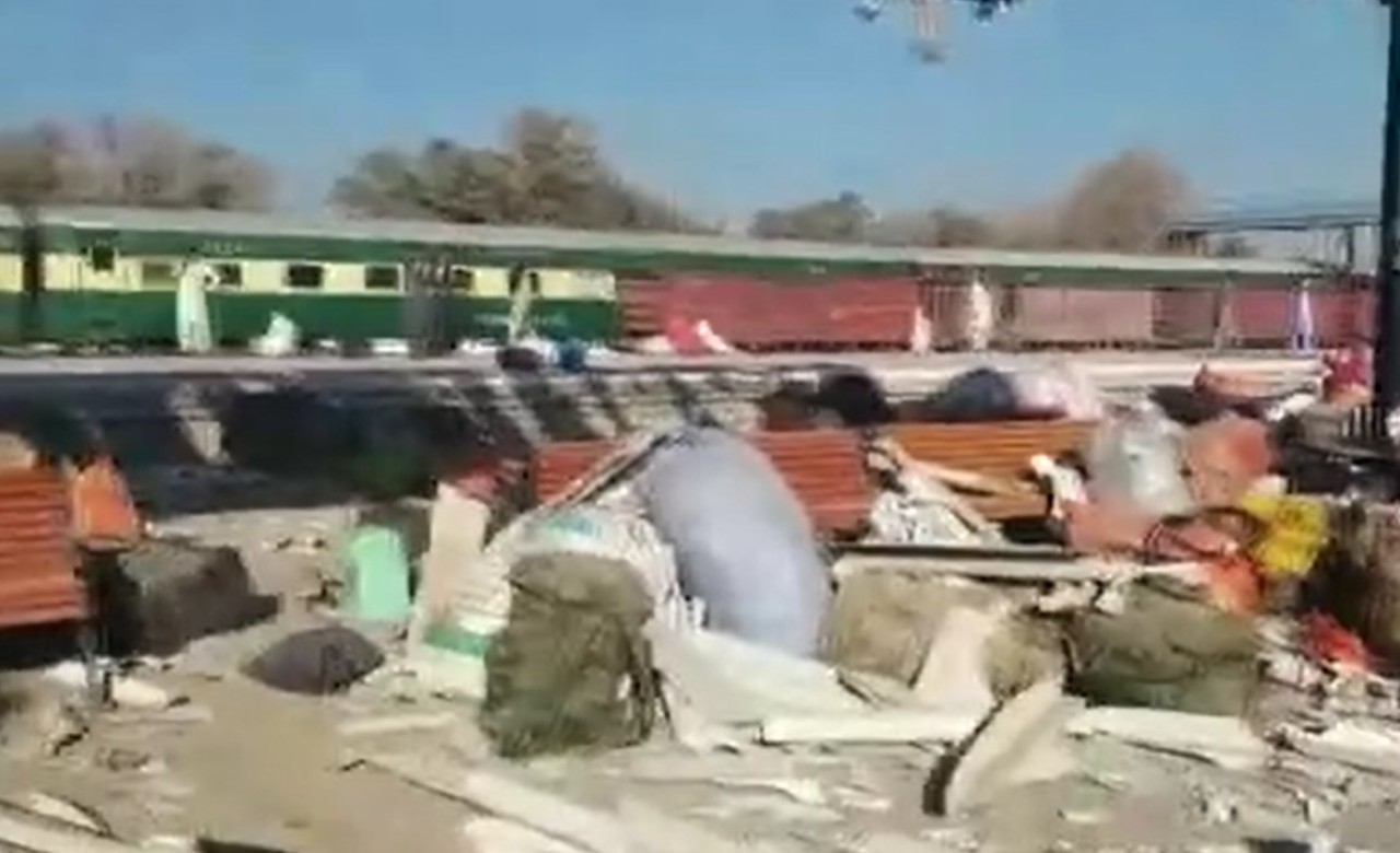 Pakistan'da tren istasyonunda bombalı saldırı gerçekleşti