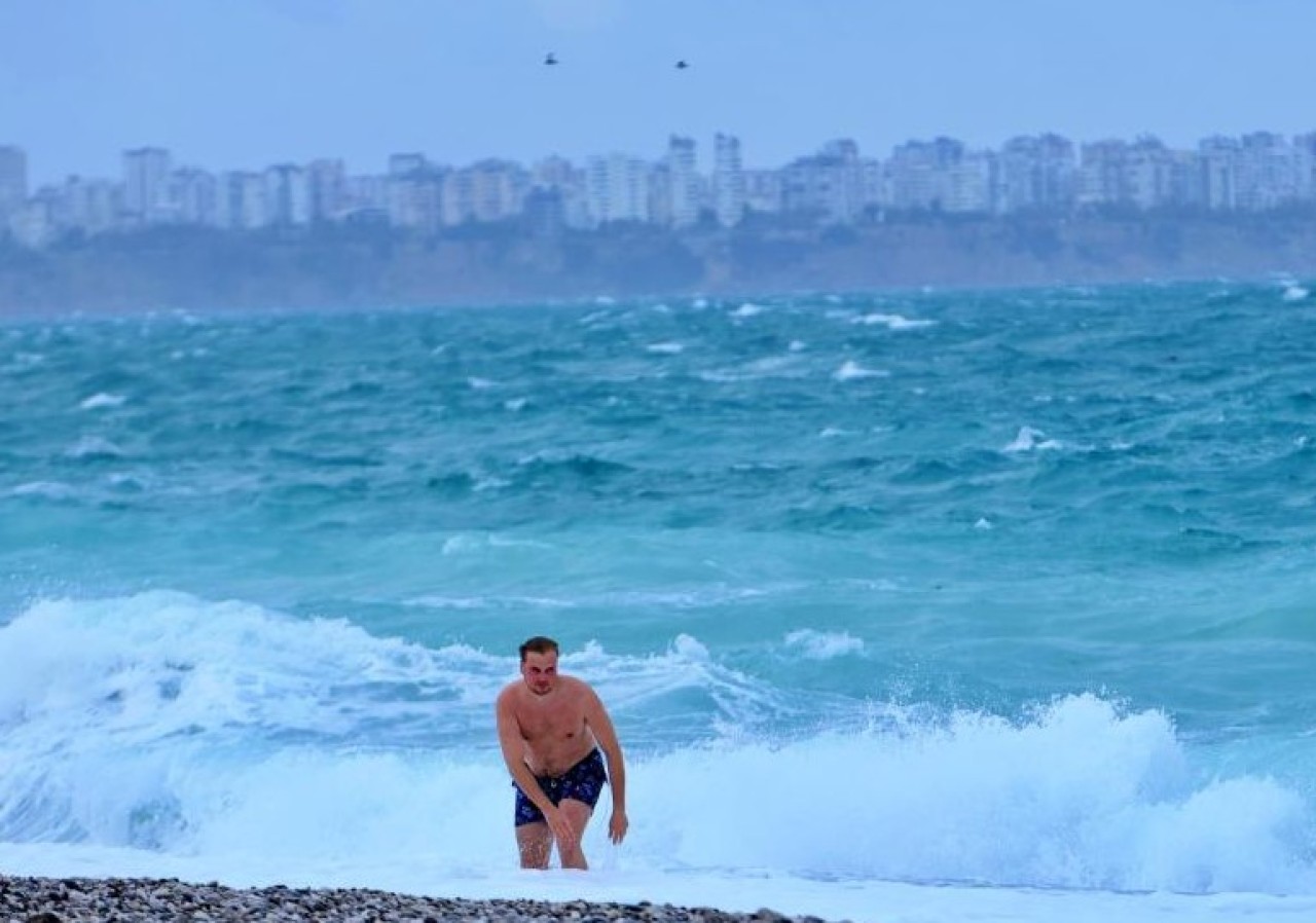 Rus turist fırtınanın oluşturduğu dev dalgalar arasında denize girdi