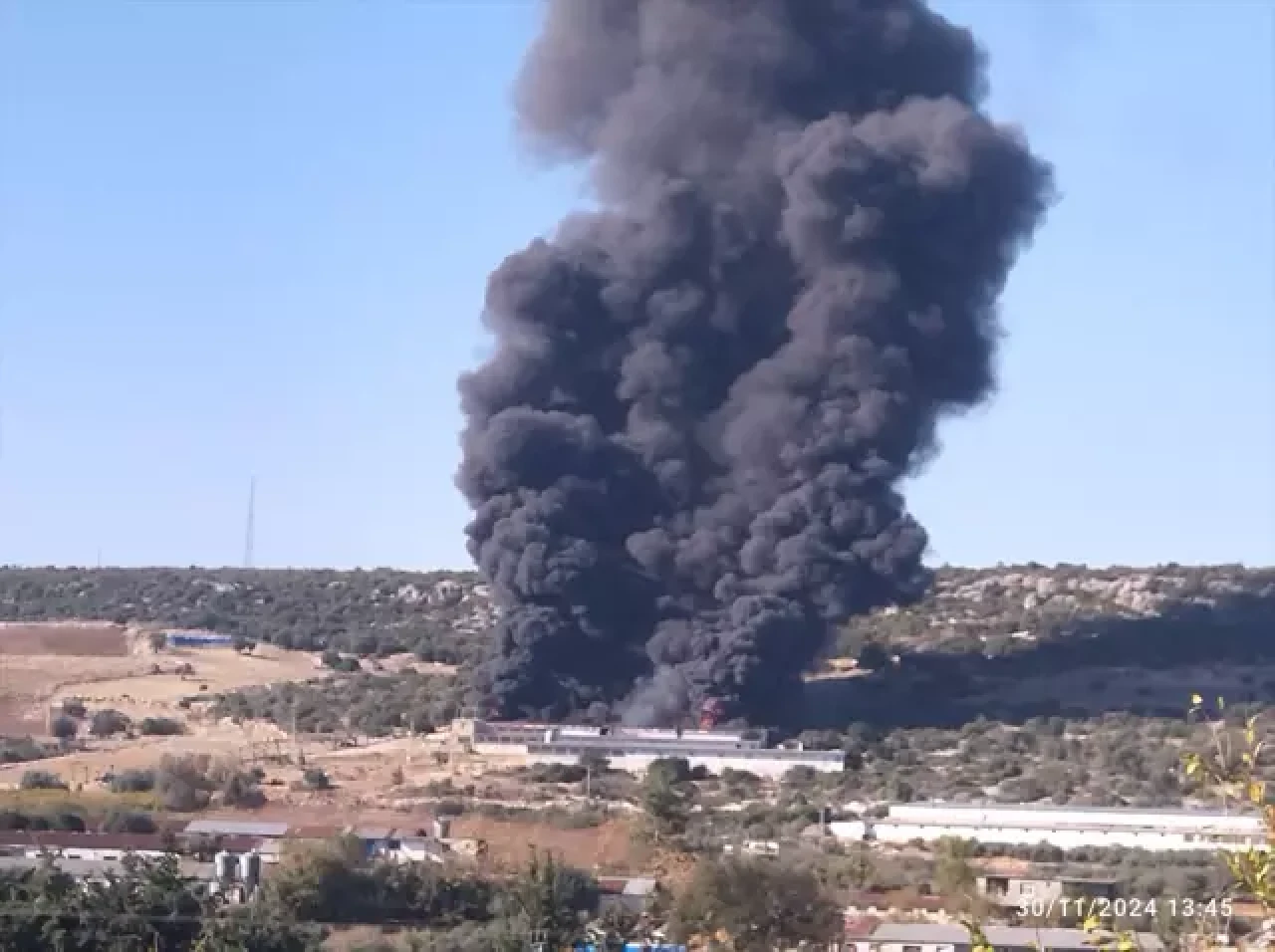 Tarsus'ta tavuk çiftliği yangını: 33 bin civciv telef oldu!