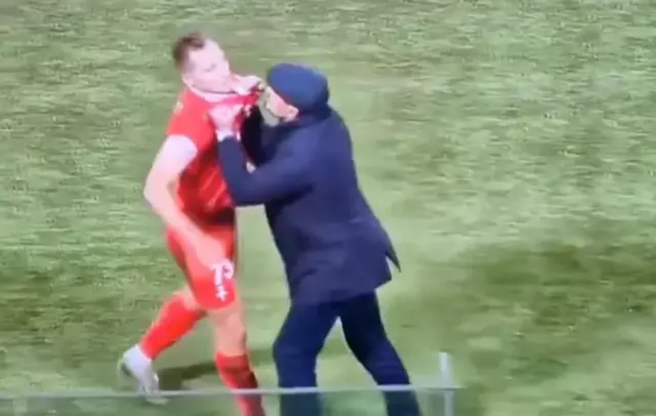 Teknik direktör kırmızı kart sonrası oyuncusuna saldırdı!