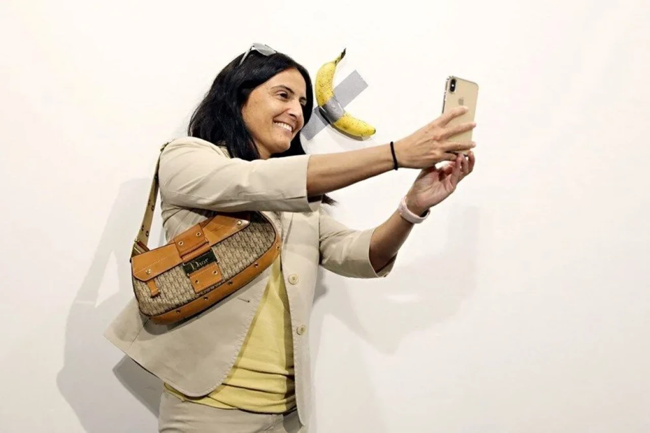 Sanat dünyasını ikiye bölen duvara bantlanmış muz rekor fiyata satıldı