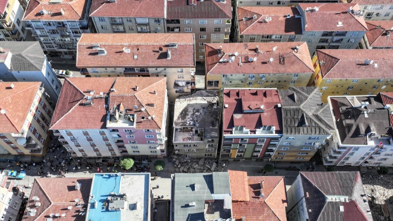 7 katlı bina iş makinesinin dokunuşuyla ıykıldı