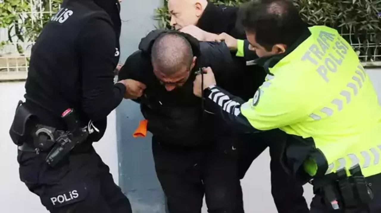 Film sahnelerini aratmayan olay! 'Yarın kıyamet kopacak' dedi,  minibüs çaldı