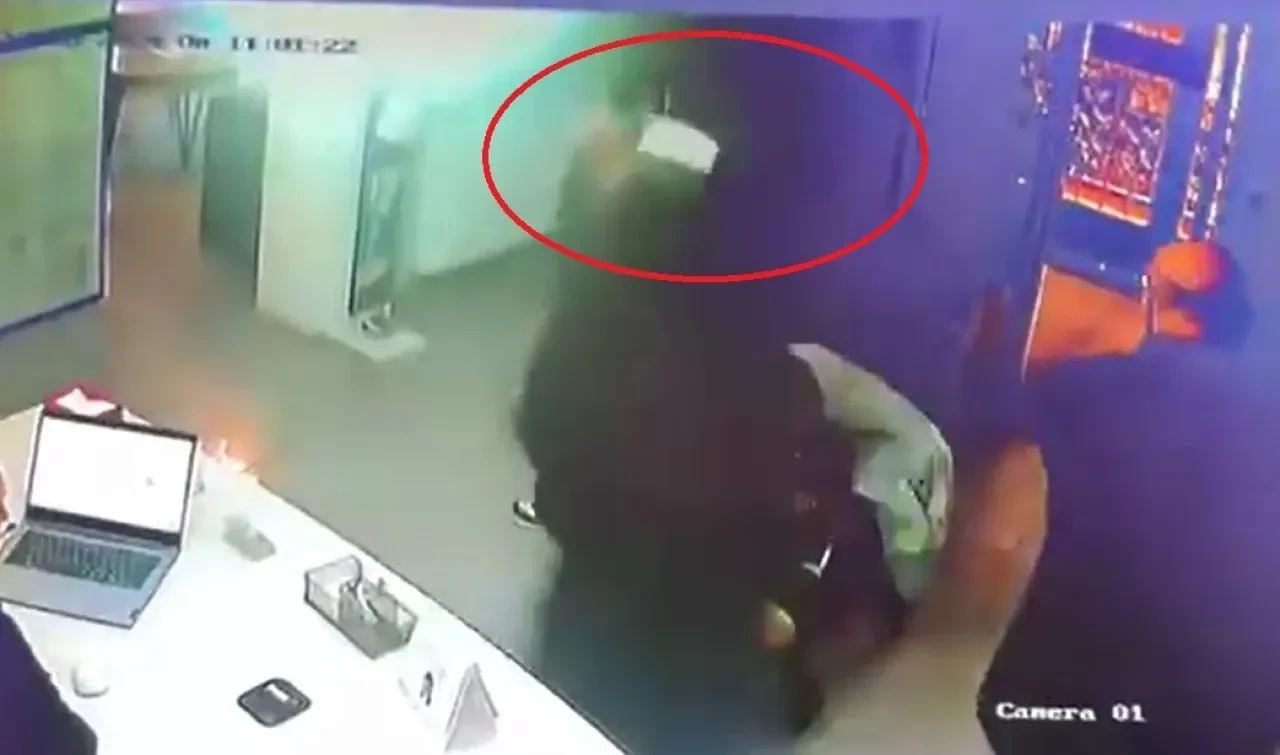 Diş hekimine d.ehşeti yaşattı,  bir anda omzuna sapladı