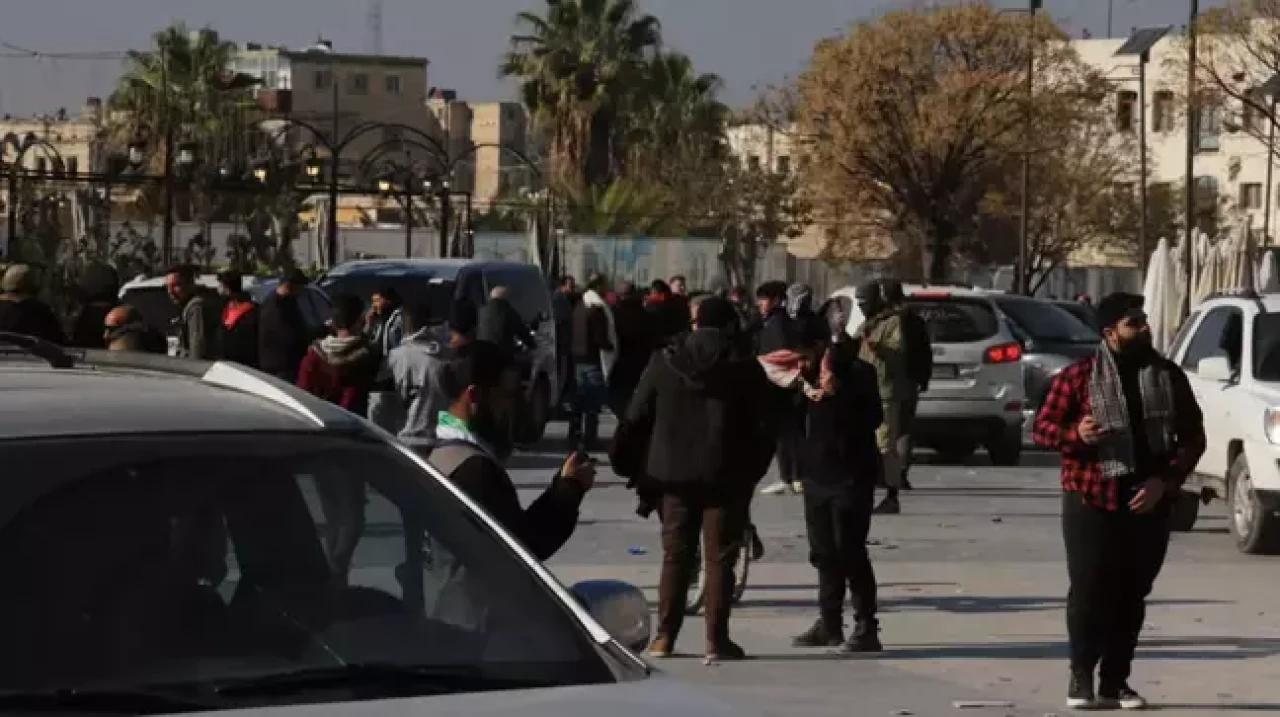 Suriye'de muhaliflerin ilerleyişi sürüyor: Büyük göç dalgası yaşanıyor