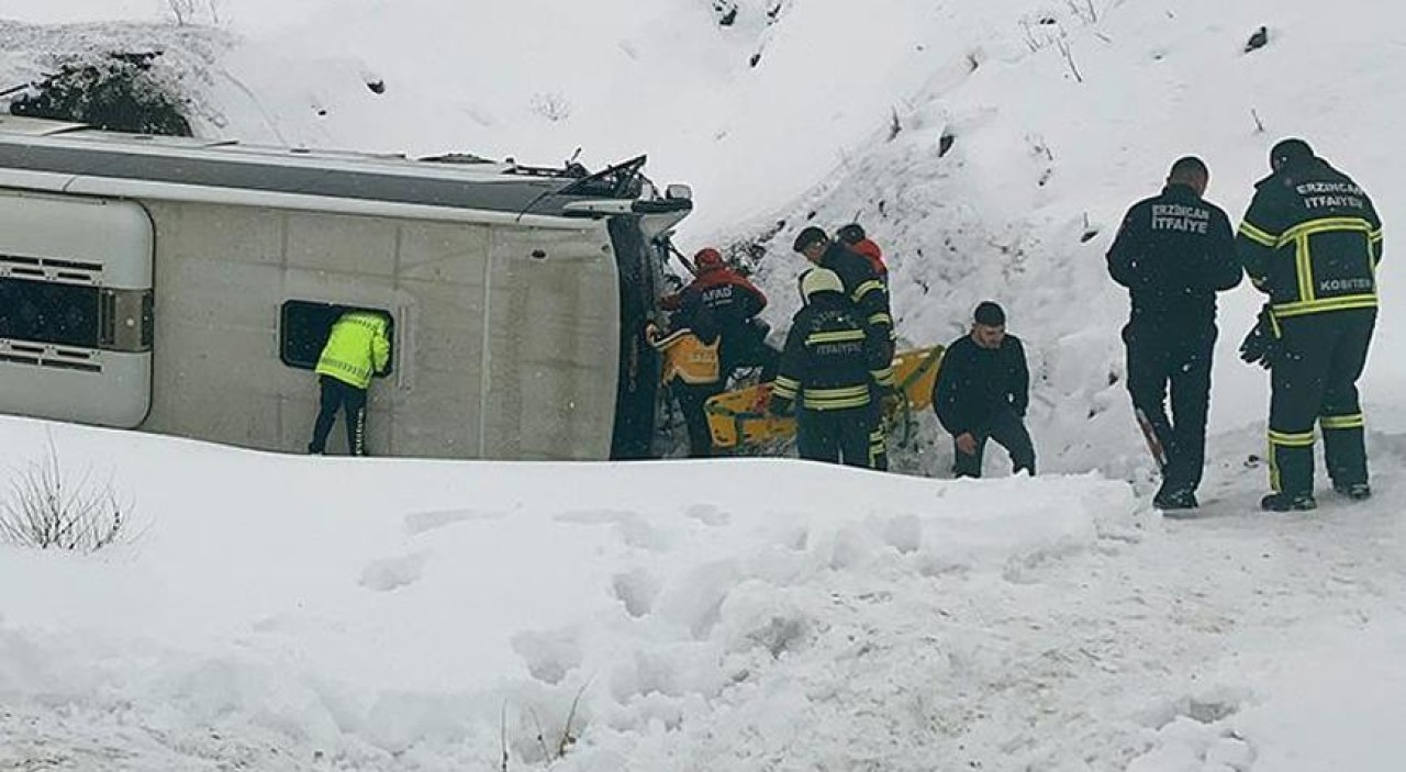 Erzincan'da yolcu otobüsü şarampole devrildi!