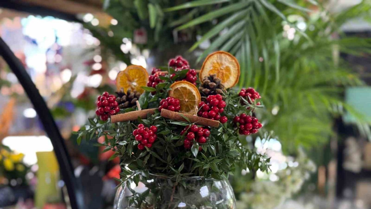 Yılbaşının Sembol Çiçeği Kokina Tezgahları Süslemeye Başladı!