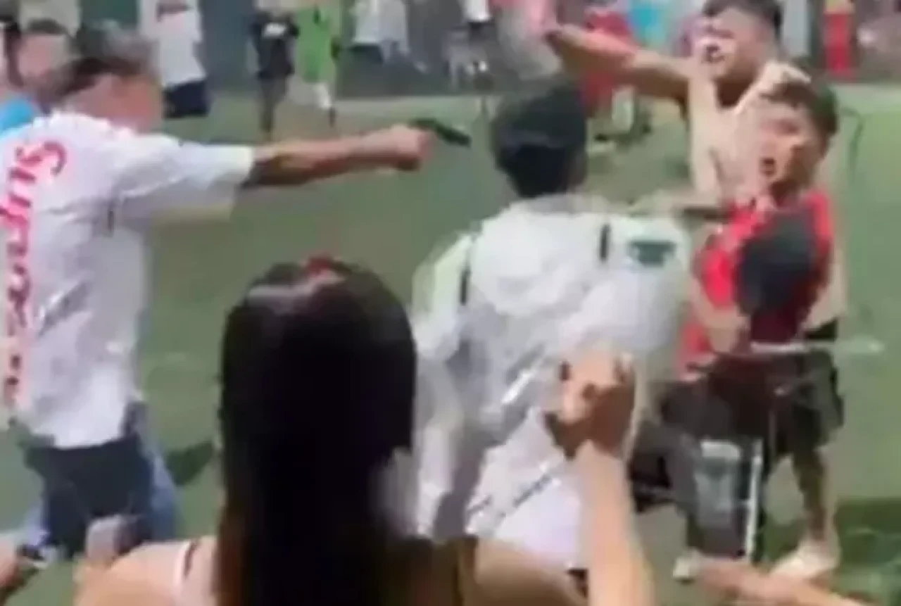 Taraftar sahaya inip futbolcuya silah çekti