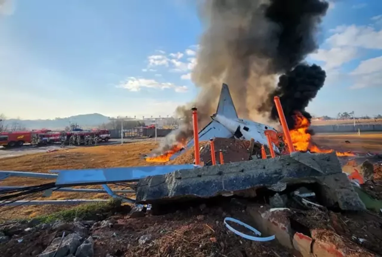 Yolcu uçağı pistten çıkıp duvara çarptı: 122 kişi hayatını kaybetti
