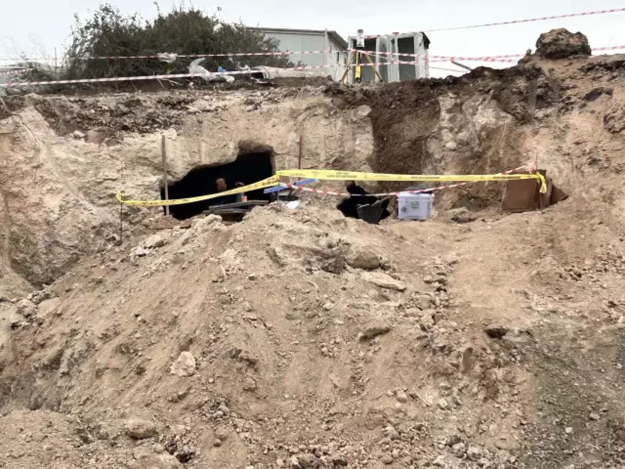 İnşaat kazısında tarihi kaya mezar odaları bulundu!