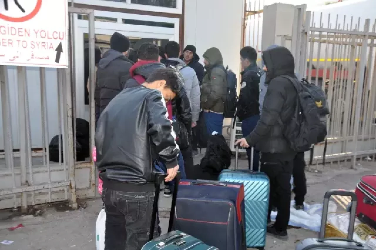 Hatay sınırında Suriyeliler memleketlerine dönüyor