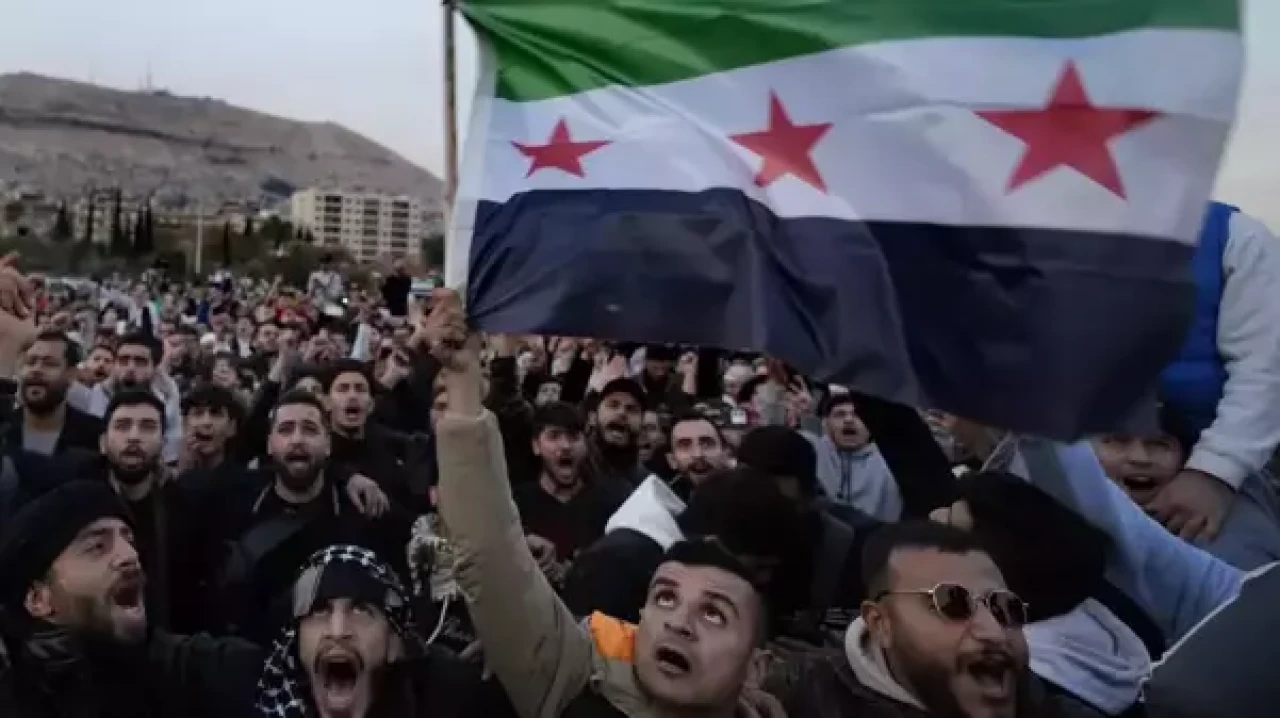 Suriye’de yeni hükümet anayasayı askıya aldı