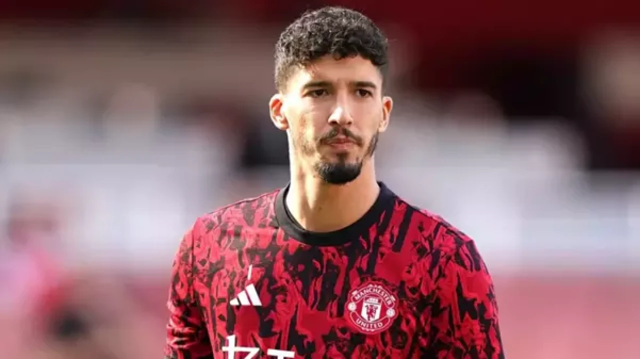 Manchester United,  Altay Bayındır'ın kalemini kırdı