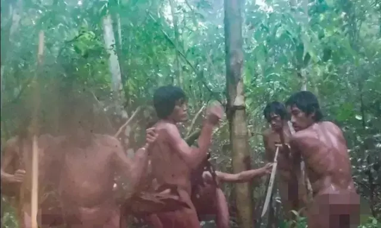 Dünyayla hiç temas kurmamış kabilenin ilk görüntüleri yayınlandı