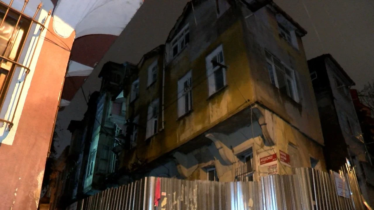 Fatih'te metruk bina çöktü: Sahibi ünlü şarkıcı çıktı