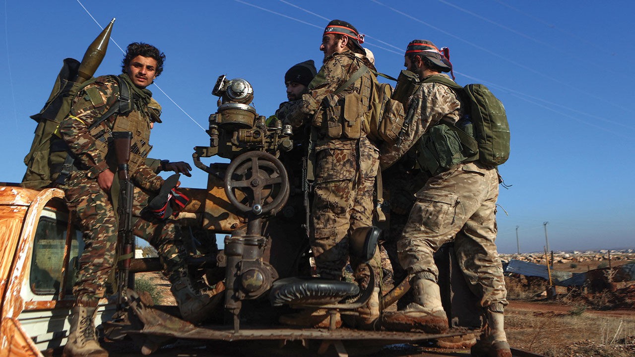 Halep'de Rusya bayrağı indirildi: ''Köpek gibi kaçtılar''