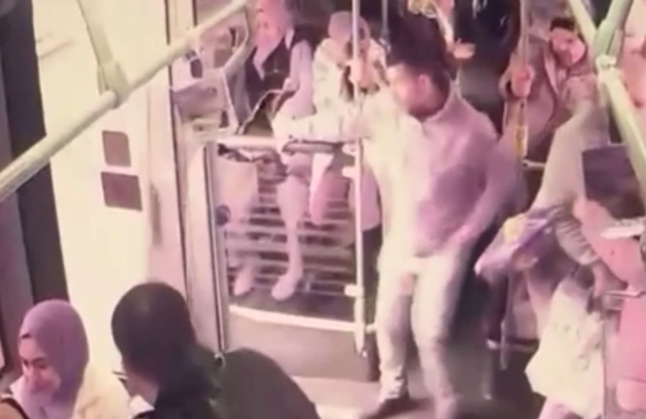 Fırlayan rögar kapağı metrobüsün kapısını kırdı! Yolcu içine düştü