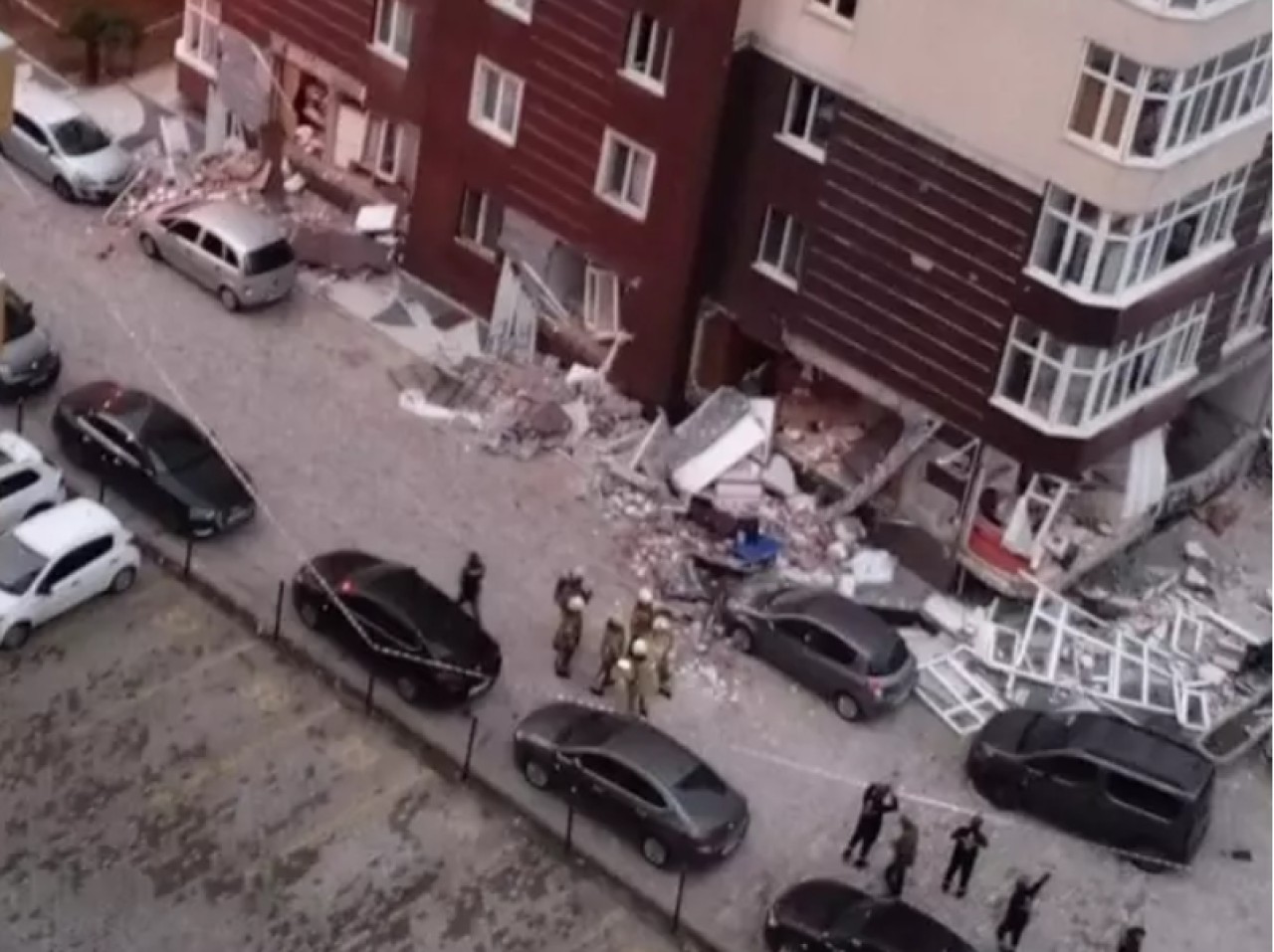İstanbul Beylikdüzü'nde 14 katlı binada patlama,  çok sayıda yaralı var!