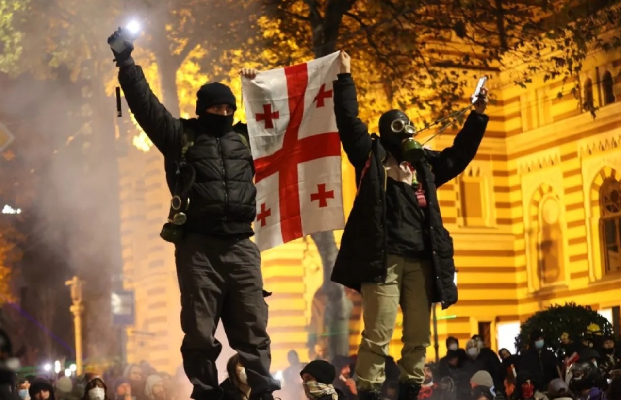 Tiflis’te gerginlik: Protestocular ve polis karşı karşıya geldi!
