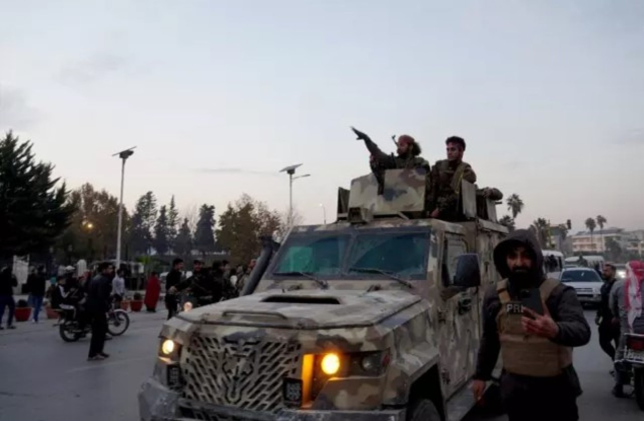 Muhalifler,  Şam öncesi son kale olan Humus'u da ele geçirdi