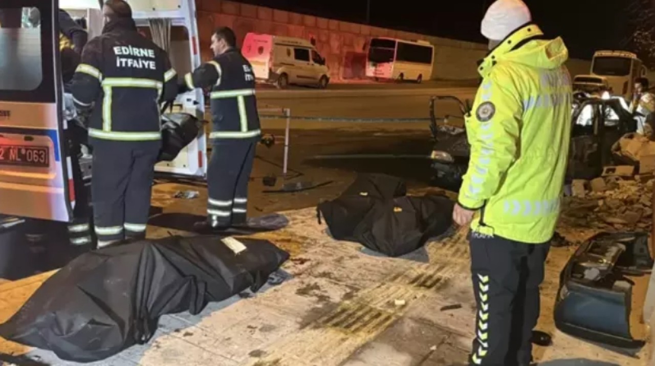 Yanarak alev alan otomobilde 4 kişi yanarak can verdi