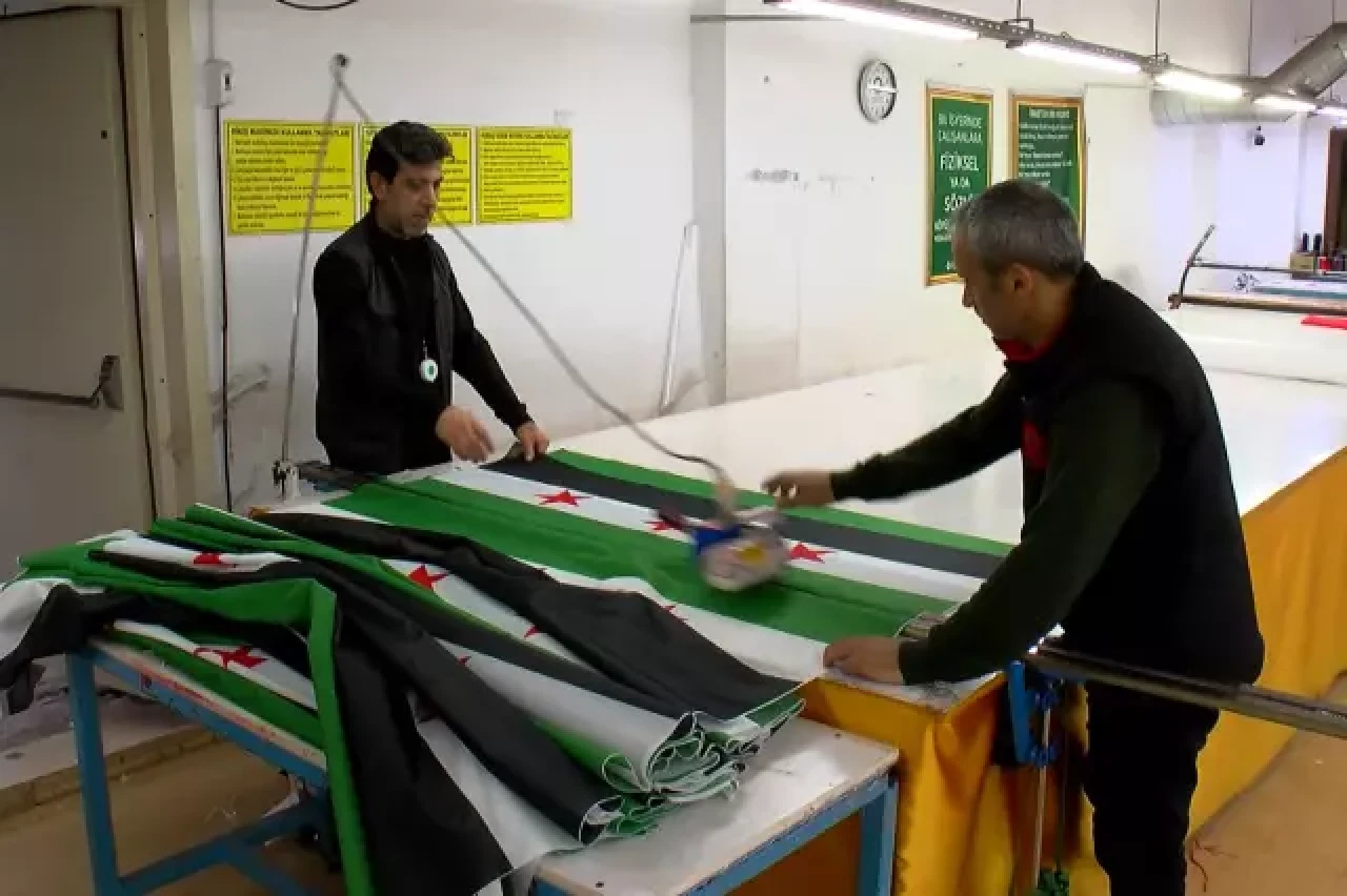 Suriye'nin yeni bayrağı bakın nerede üretiliyor!
