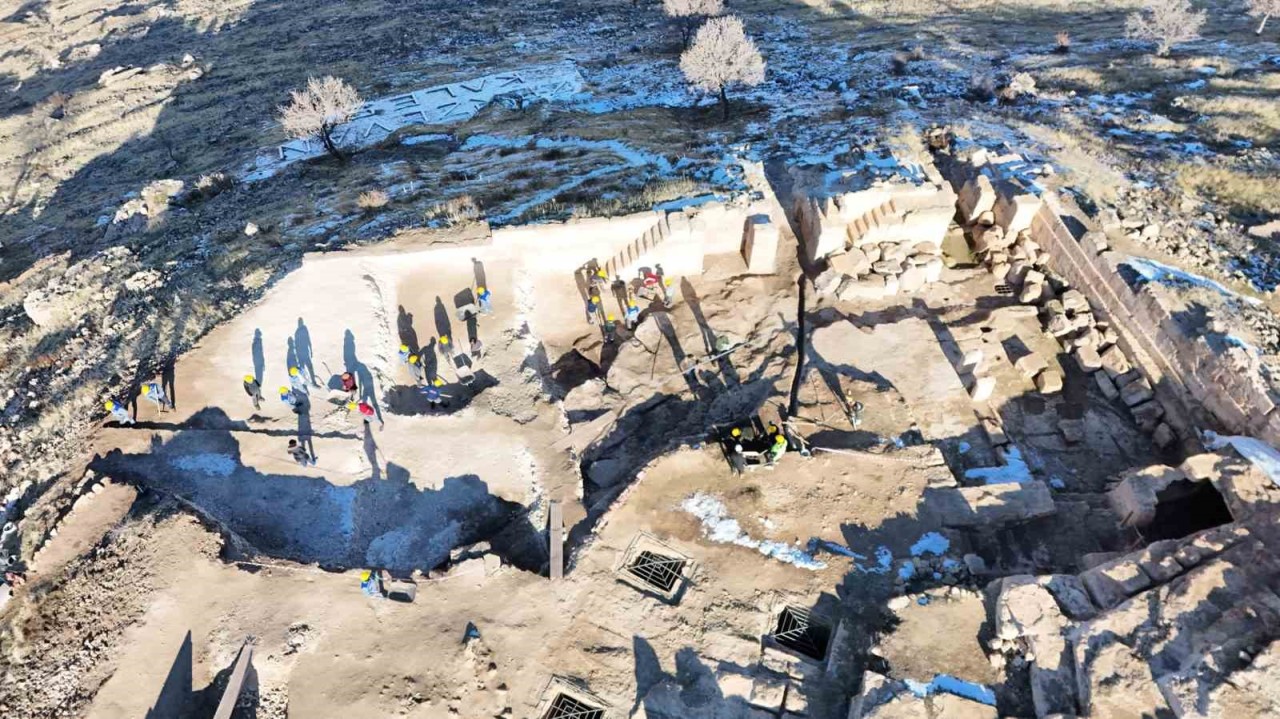 Zerzevan Kalesi'nde Güney Surları Ortaya Çıkarıldı!