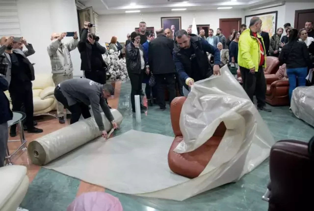 İcra memurları,  başkanın makam odasını işte böyle boşalttı!