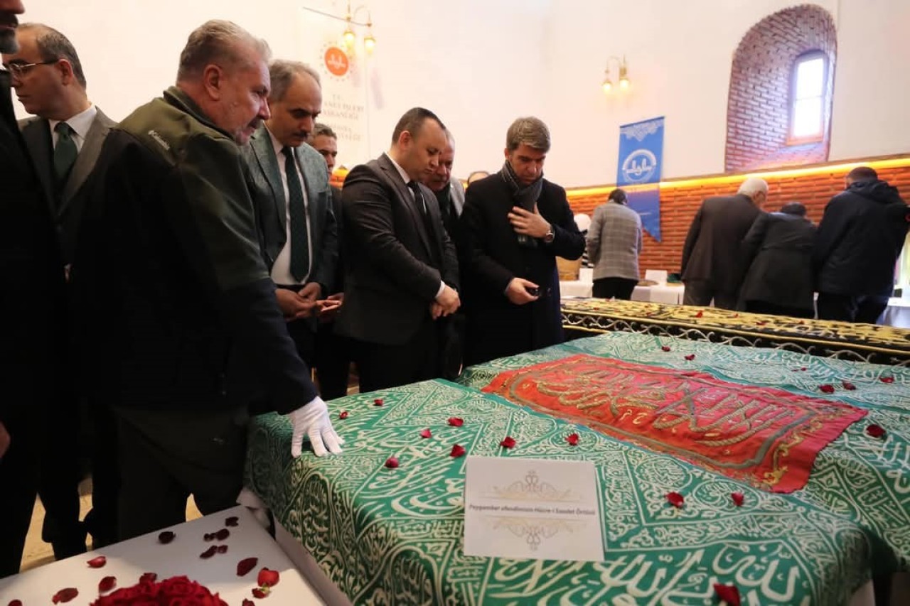 Sultan II. Bayezid Külliyesi’nde Mukaddes Emanetler Sergisi Açıldı!