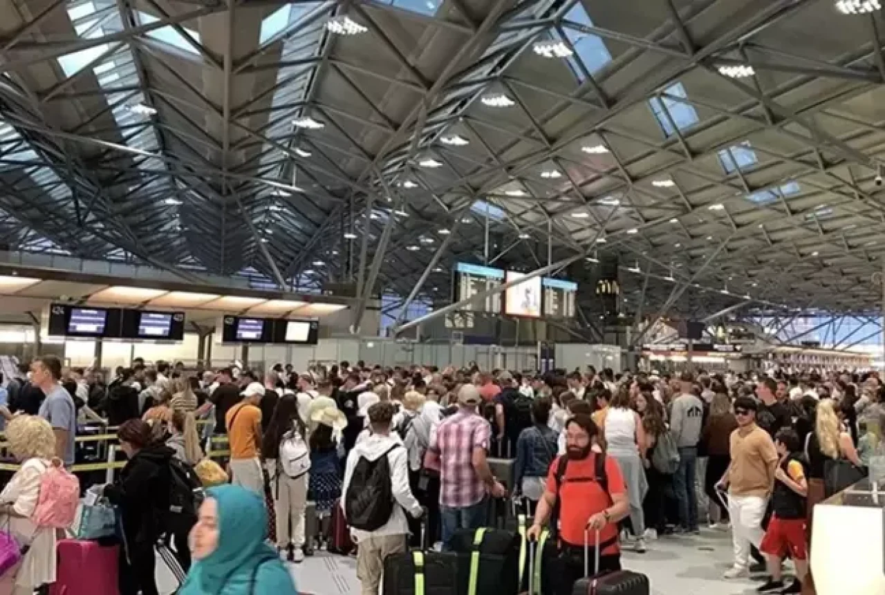 Almanya'daki havalimanlarında  sistem çöktü!