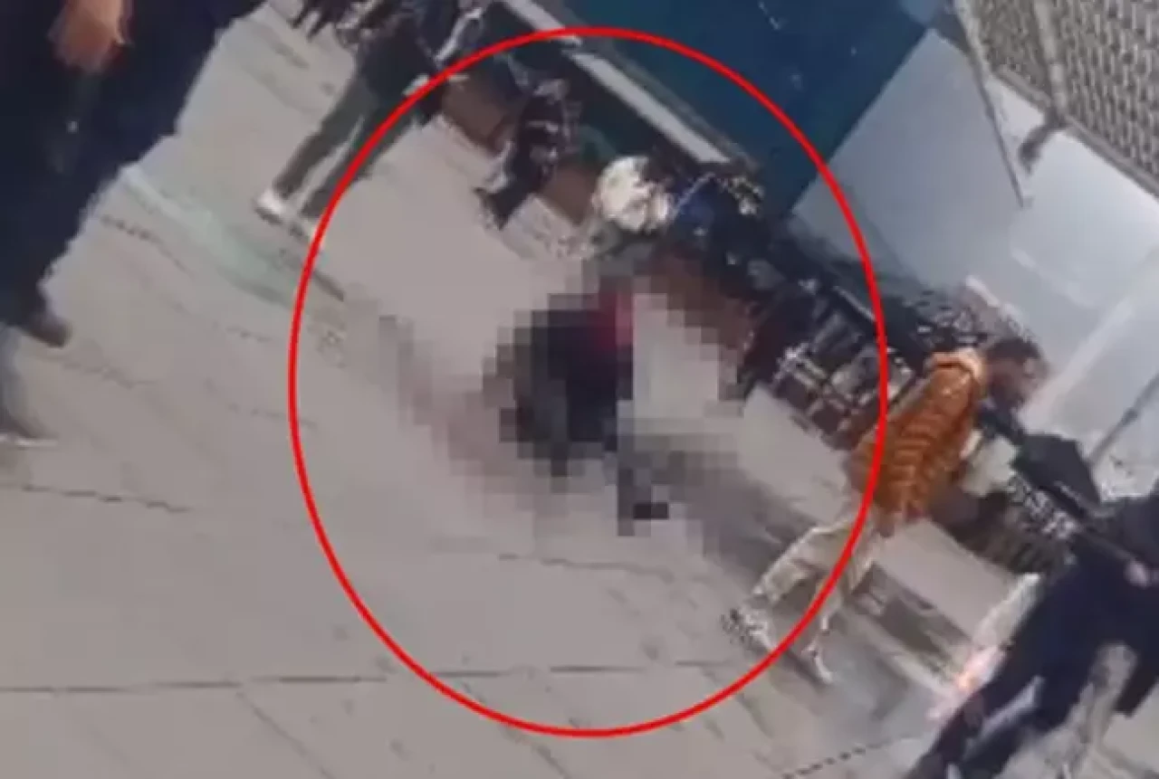 Yeğen yüzlerce kişinin arasında amcasını defalarca bıçakladı!