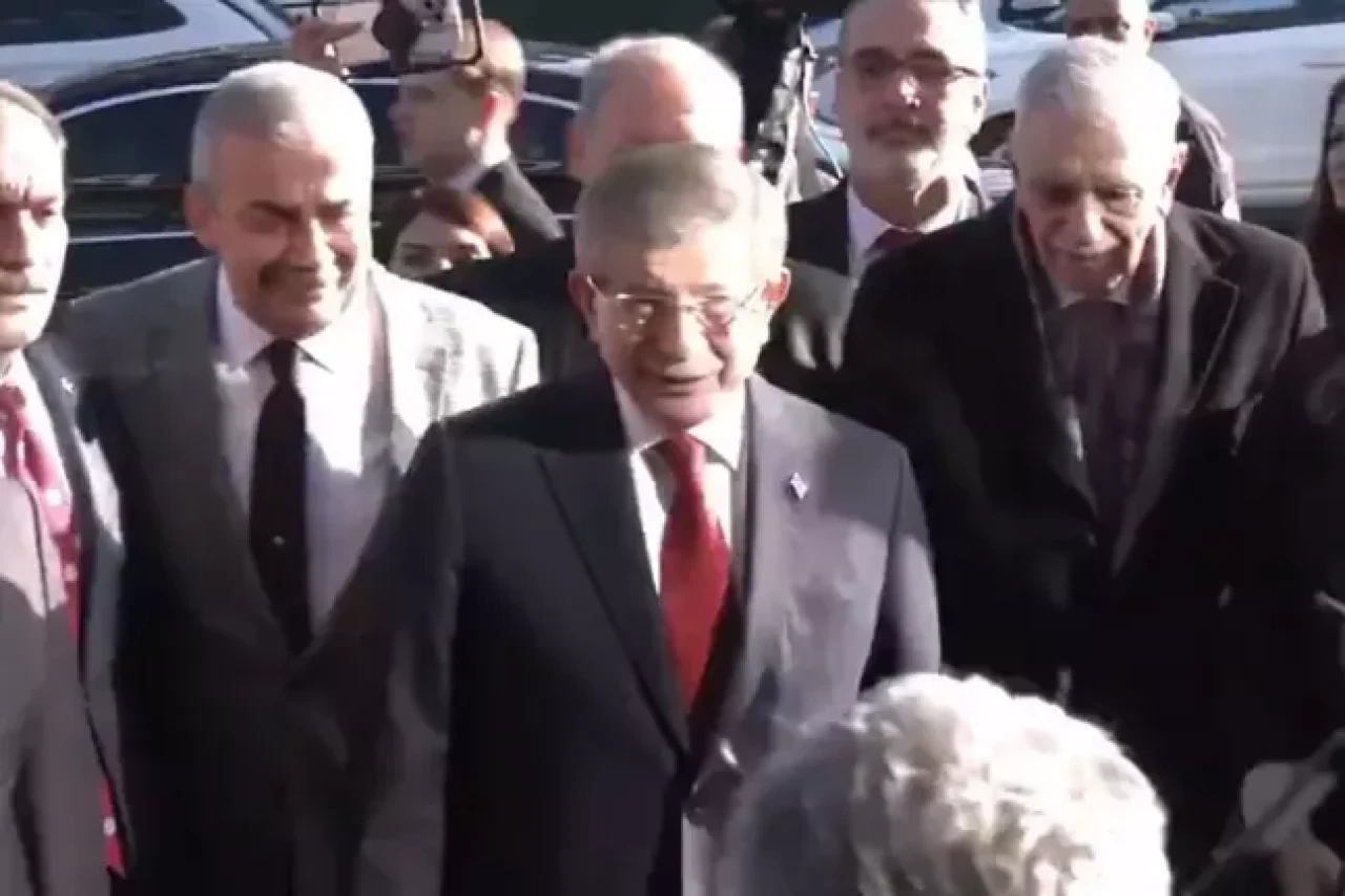 Ahmet Davutoğlu,  DEM Partili isimleri kapıda karşıladı: Sözleri dikkat çekti