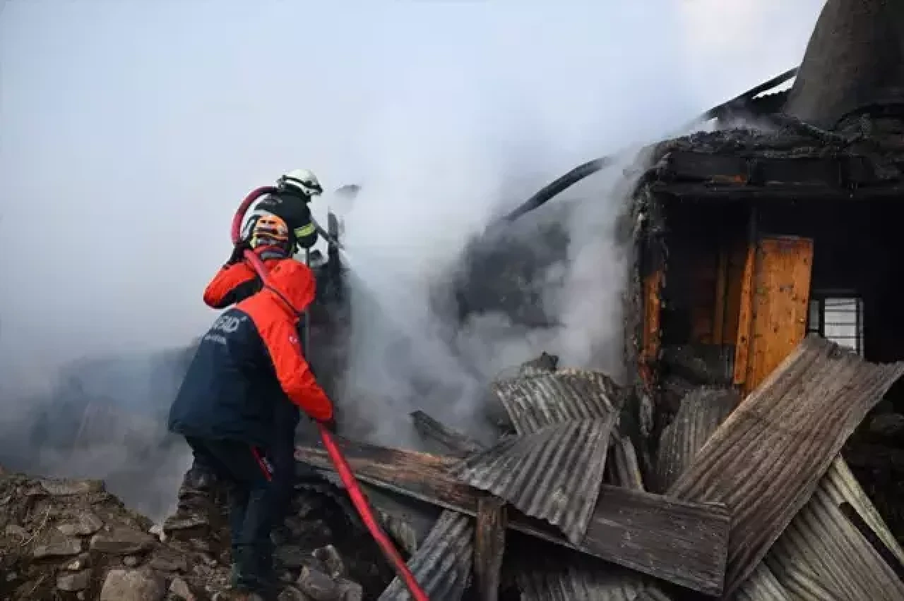 Erzurum ’da büyük yangın: 10 ev,  5 ahır ve 3 depo kullanılamaz hale geldi!