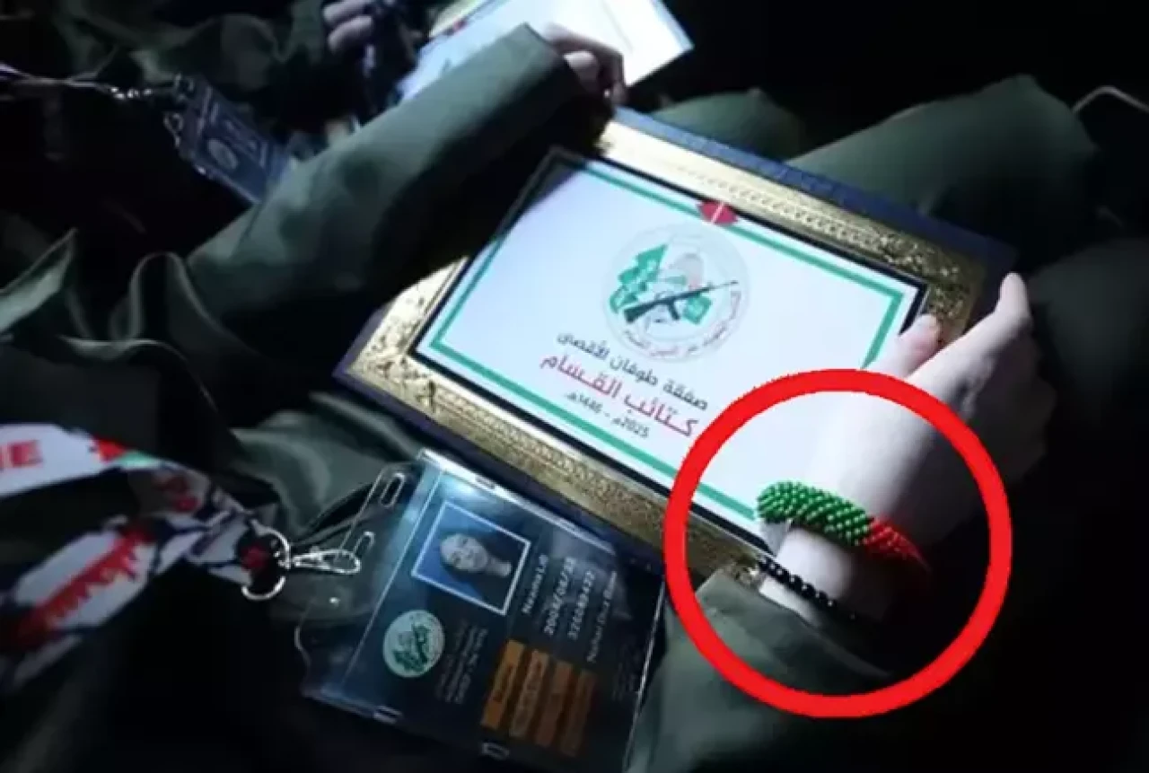 Hamas'ın serbest bıraktığı İsrailli rehinenin bileğinde dikkat çeken detay