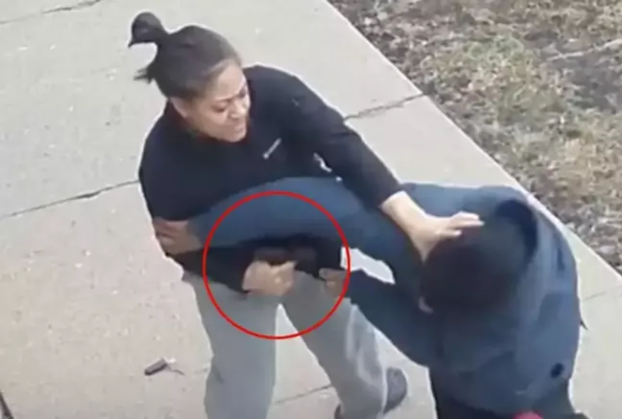 Kadın polis memuru,  silahını almaya çalışan adamı vurarak öldürdü!