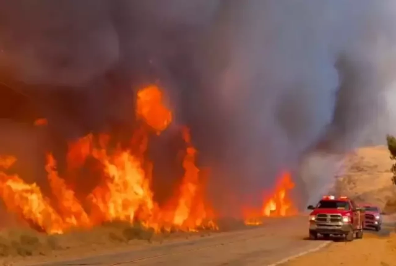 Los Angeles'ta yeniden yangın çıktı,  alevler hızla yayılıyor