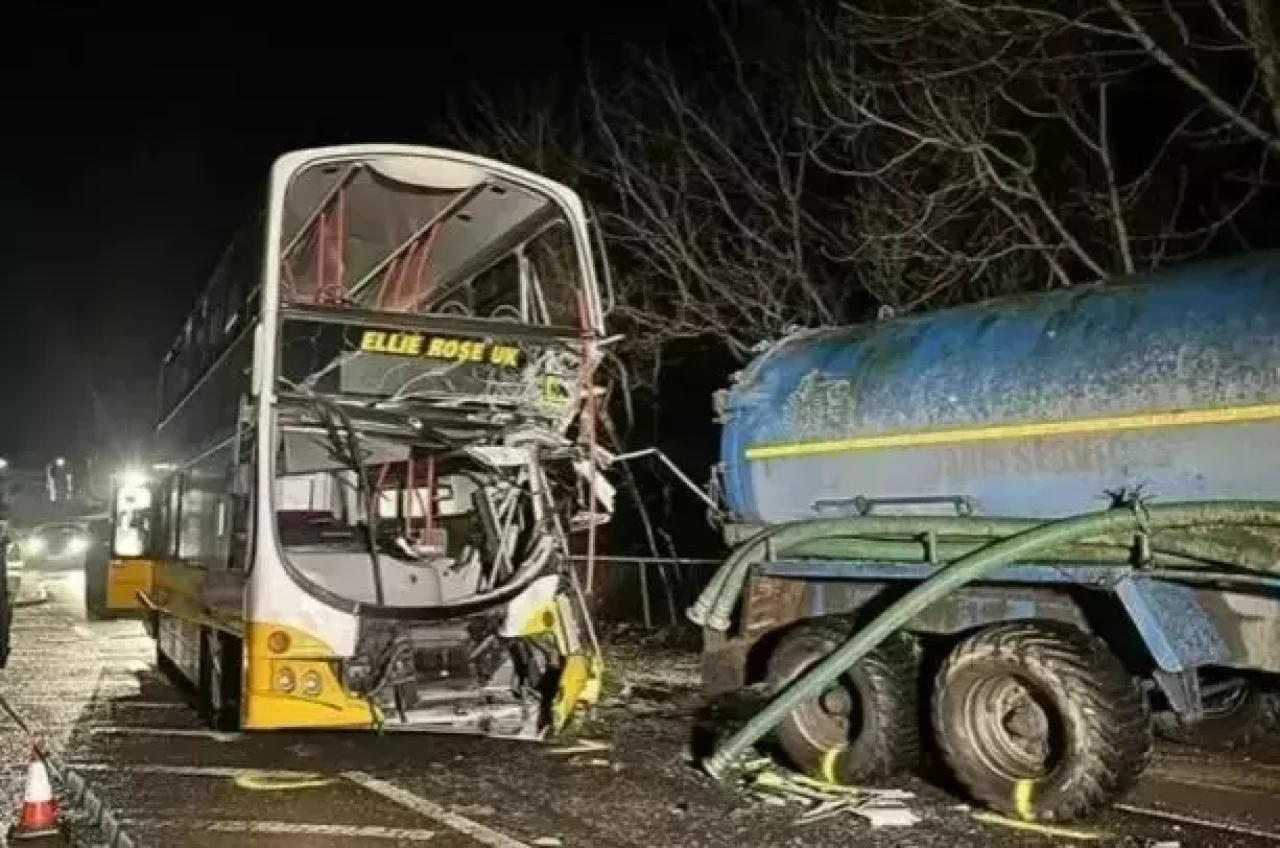 İngiltere'de çift katlı okul otobüsü ve traktör çarpıştı: 31 yaralı!