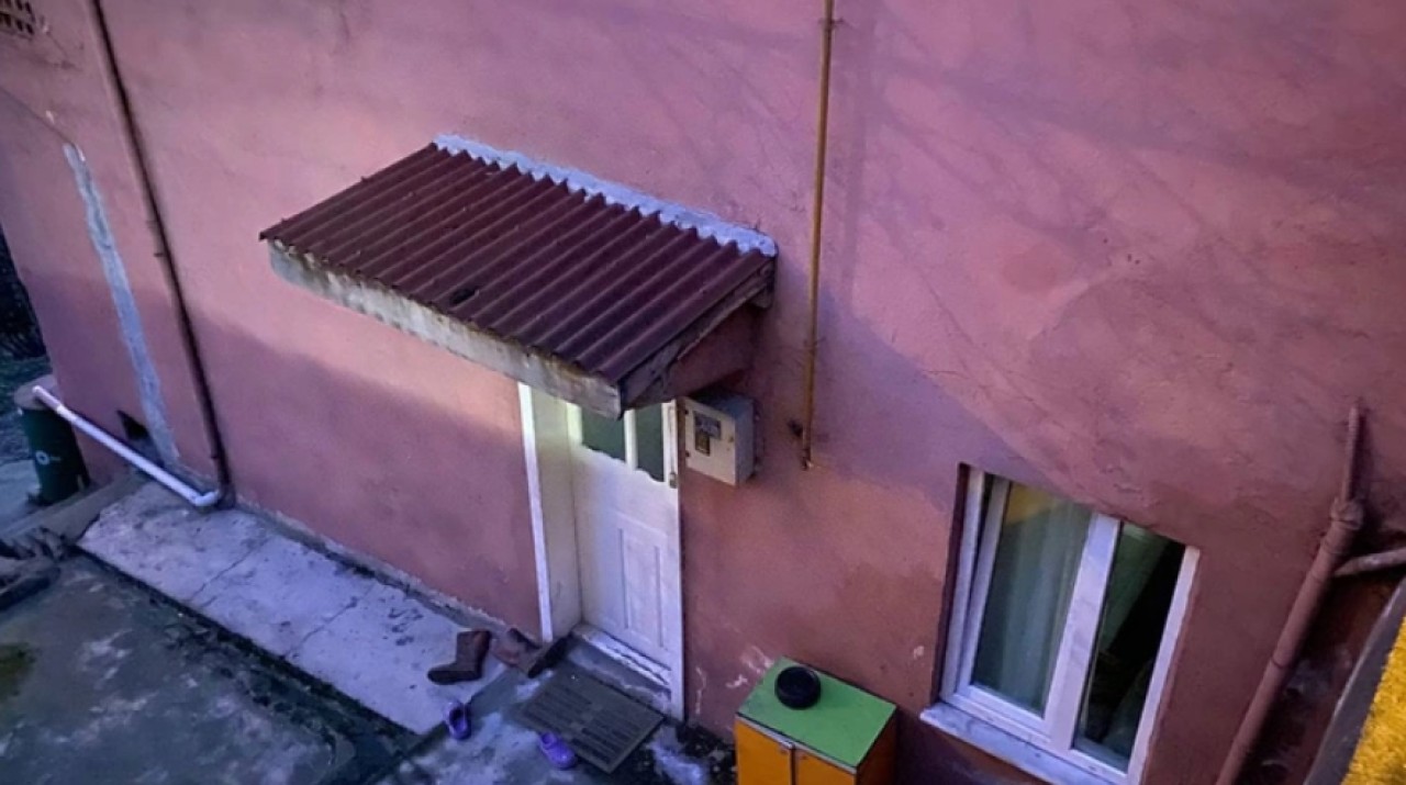 Çığlıkları duyan koştu: 3, 5 yaşındaki çocuk korkunç halde bulundu!