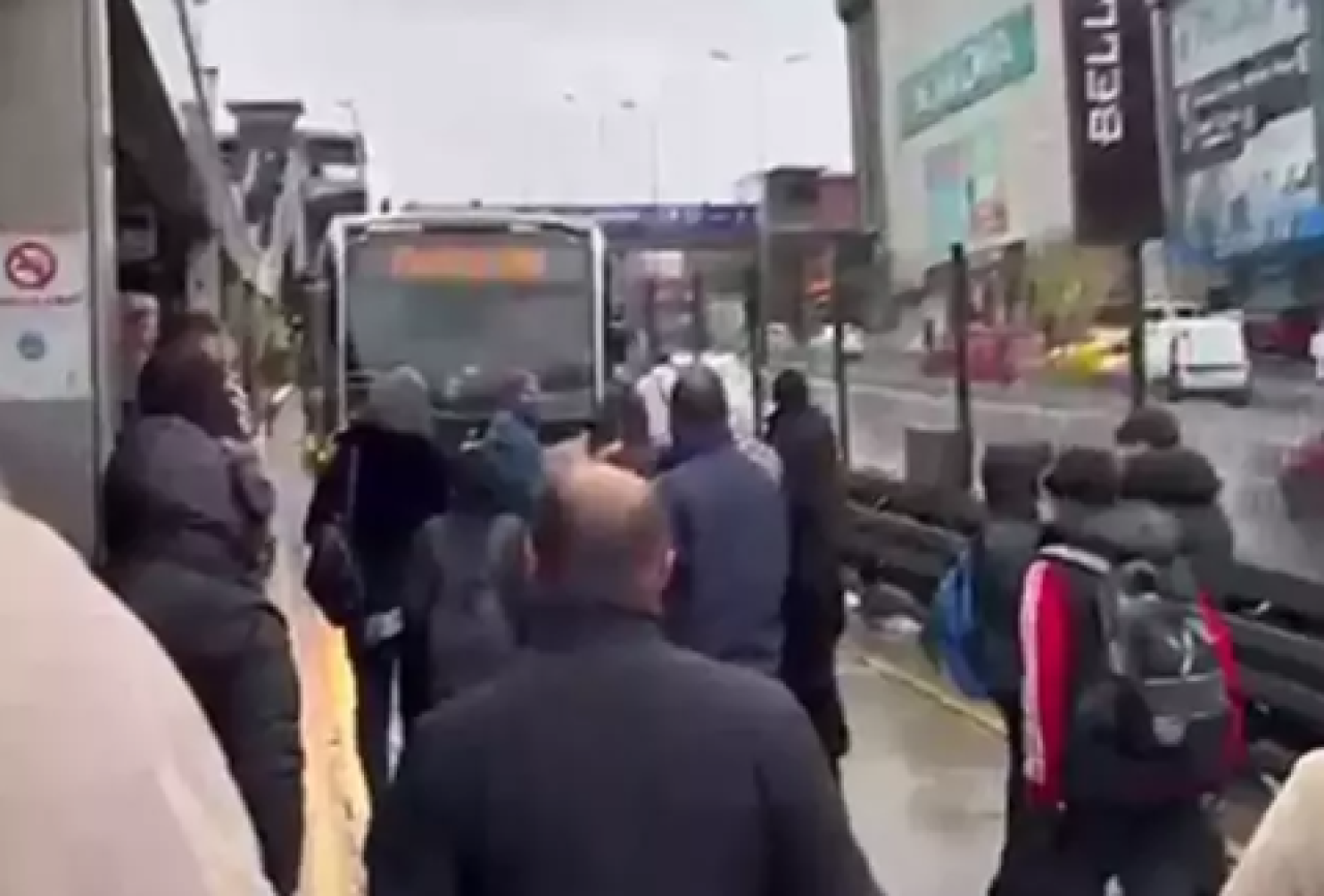 Metrobüsler durağı pas geçti! Vatandaşlar yolu kesti