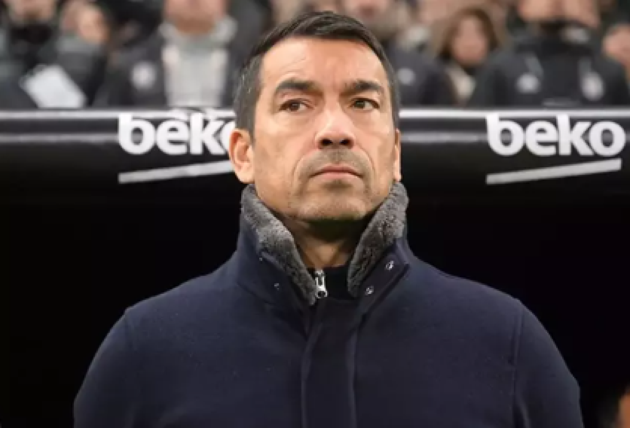 Beşiktaş'ın kovduğu Van Bronckhorst yeni işi şaşırttı
