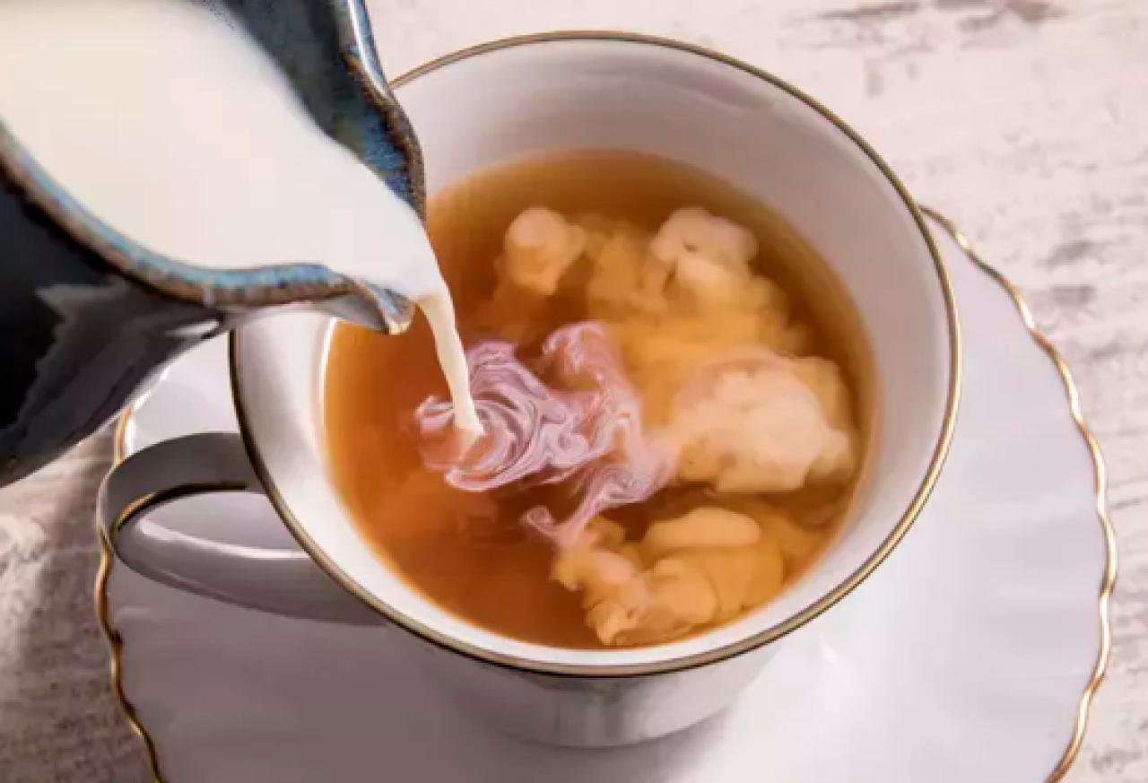 Bir fincan çaya yarım yağlı süt eklemenin faydası şaşırttı!