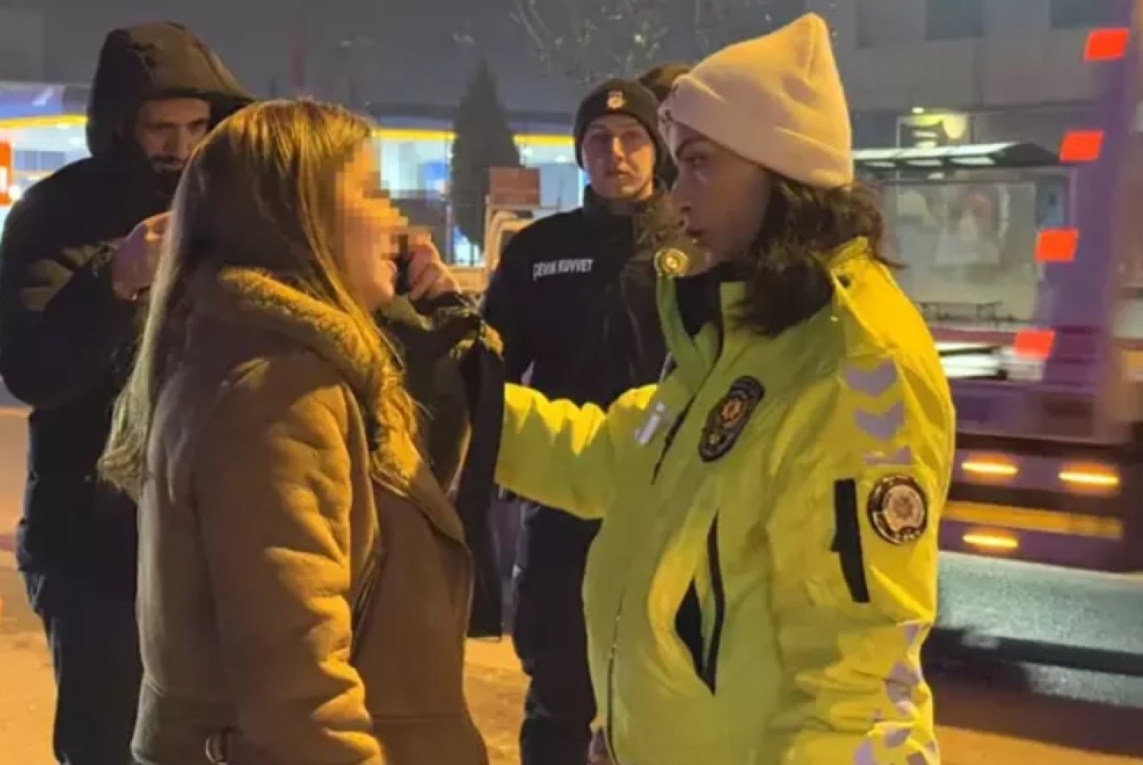 Polisi görünce aracını ve yanındaki kadını bırakıp kaçtı