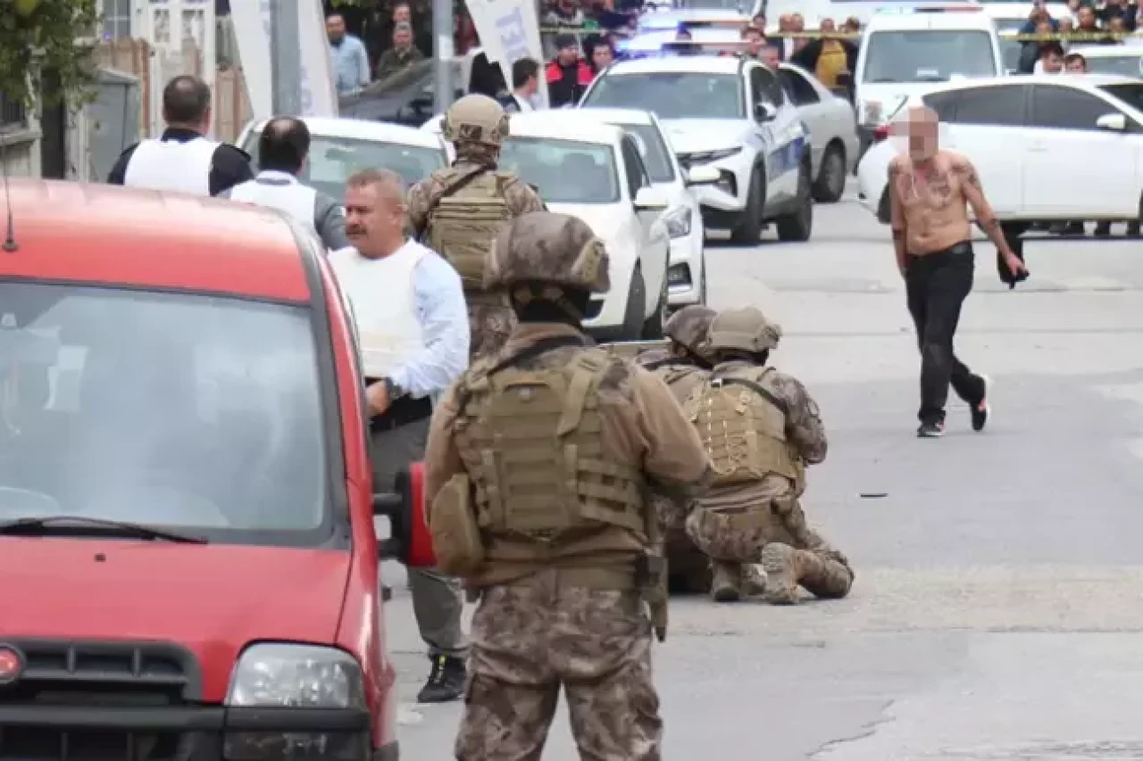 Eski polis sevgilisini boğazından bıçaklayarak ağır yaraladı!