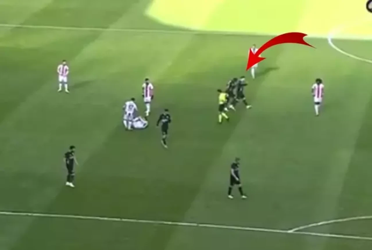 Süper Lig'de şok anlar: Bahoken takım arkadaşına saldırdı