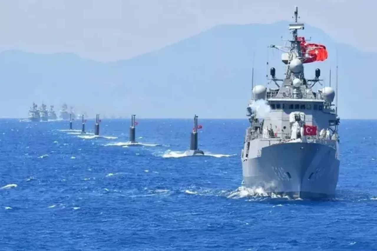 Türk savaş gemilerini gören Yunanistan harekete geçti!