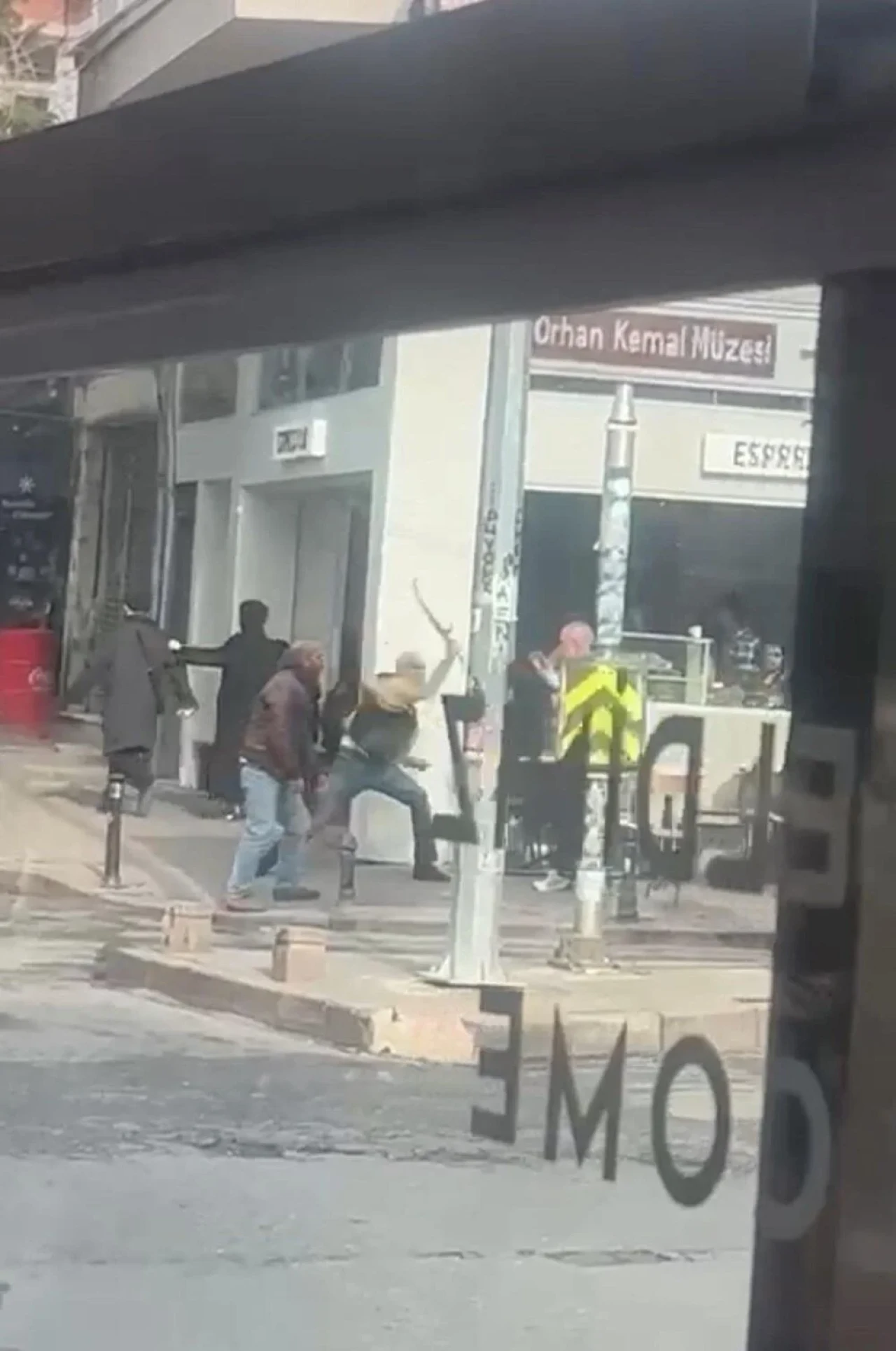 Cihangir’de kılıçlı ve sandalyeli saldırı: Ortalık savaş alanına döndü