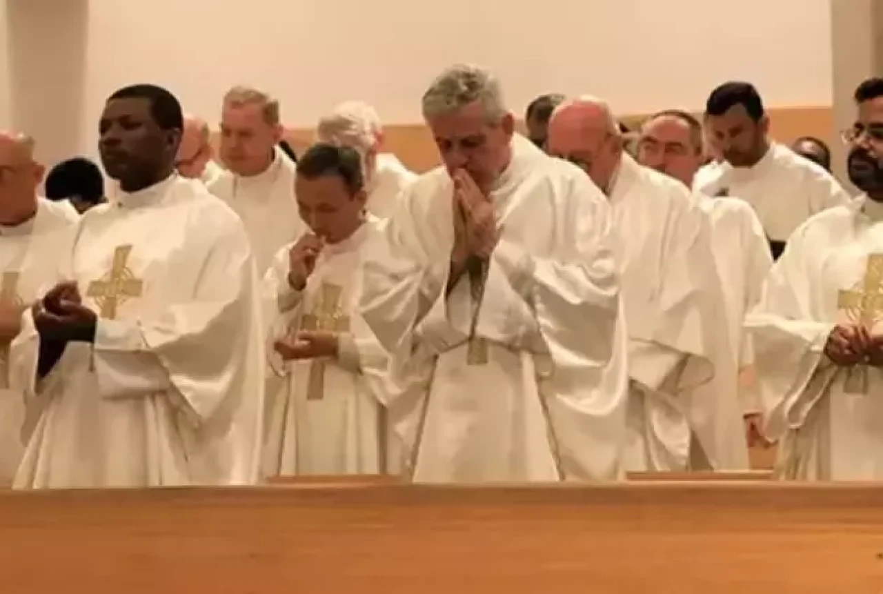 Vatikan’dan eşcinsel papaz adayları için tarihi adım!