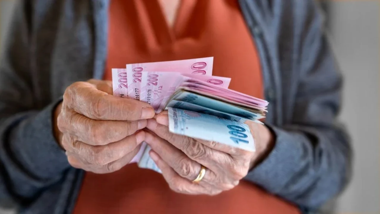Milyonlarca emeklinin beklediği haber geldi! Zam farkı hesaplara ne zaman yatacak?
