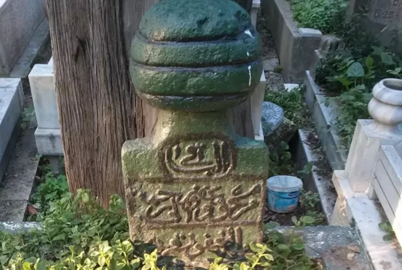İstanbul'da görenleri şaşırtan mezar taşı! Hikayesi de bir hayli enteresan