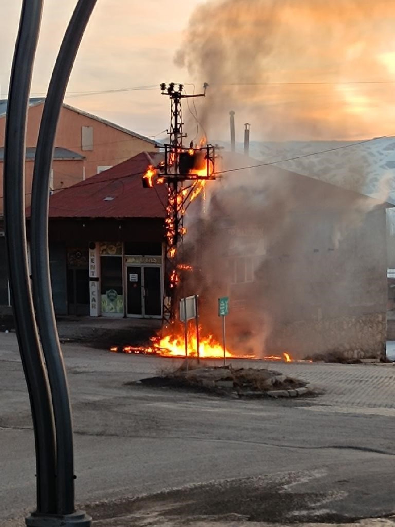 Başkale’de elektrik direğinde korkutan yangın!